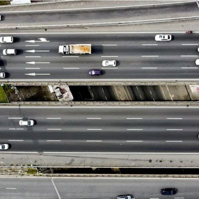 ¿Cuál es la velocidad máxima en la autopista Acceso Oeste?